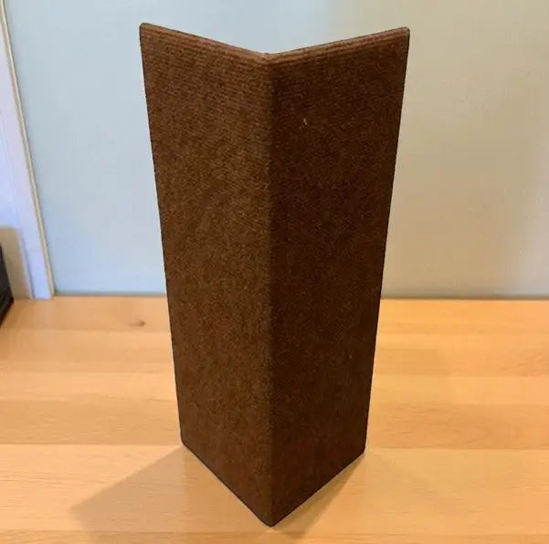Arranhador de Canto para Gatos com Carpete Antiderrapante – Caprioli Shop brinquedos gatos MARROM