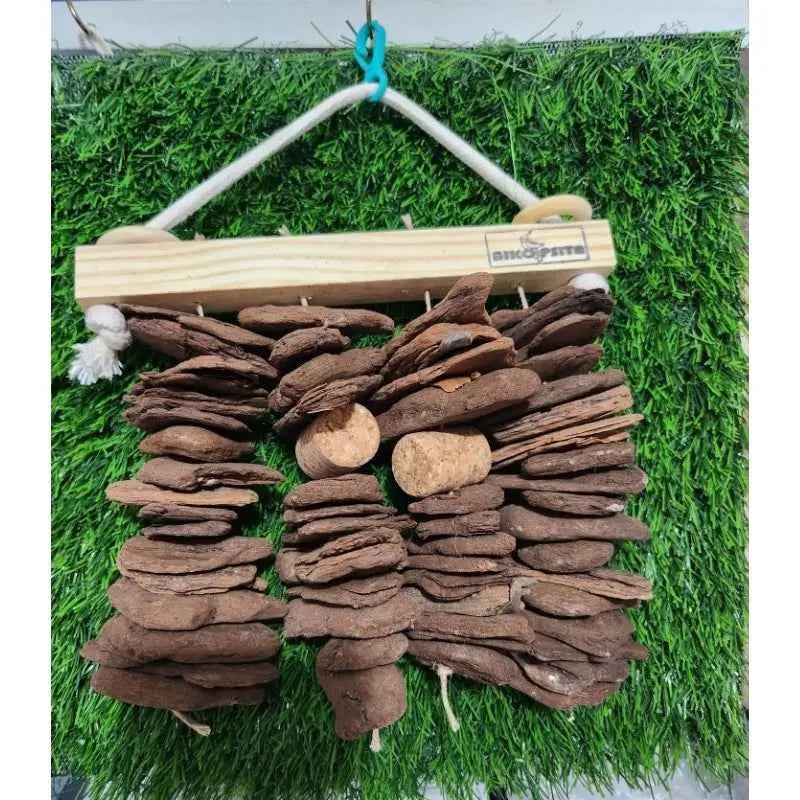 Brinquedo Enriquecimento Ambiental Casca Pinus para Calopsitas | Caprioli Shop brinquedo e acessórios pássaros