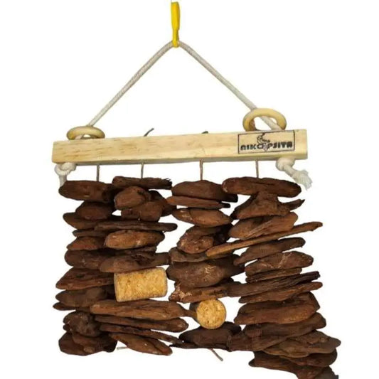 Brinquedo Enriquecimento Ambiental Casca Pinus para Calopsitas | Caprioli Shop brinquedo e acessórios pássaros